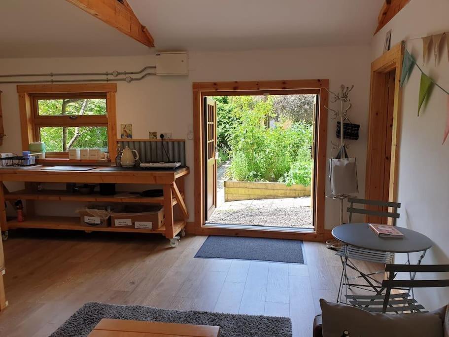 The Potting Shed Near Tenby, 100" Projector, Four Poster Bed, On-Site Hot Tub Access Via Spa Pack, Breakfast Bagian luar foto