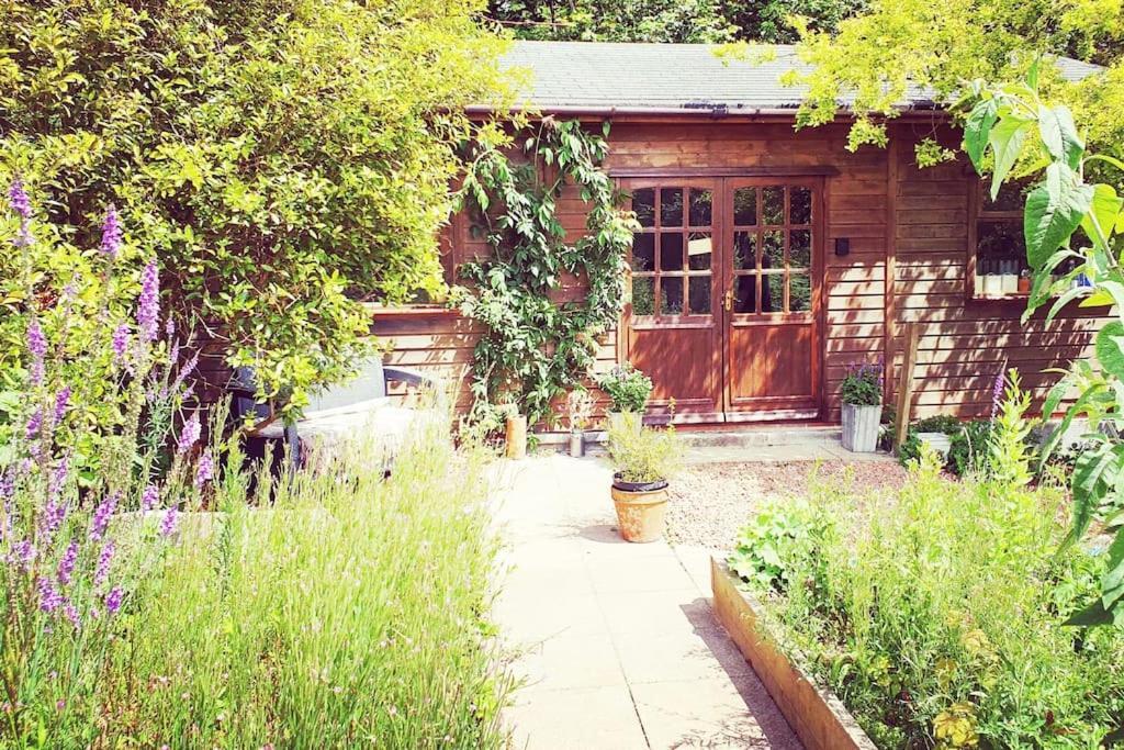 The Potting Shed Near Tenby, 100" Projector, Four Poster Bed, On-Site Hot Tub Access Via Spa Pack, Breakfast Bagian luar foto