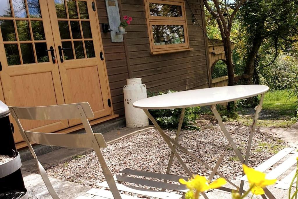 The Potting Shed Near Tenby, 100" Projector, Four Poster Bed, On-Site Hot Tub Access Via Spa Pack, Breakfast Bagian luar foto