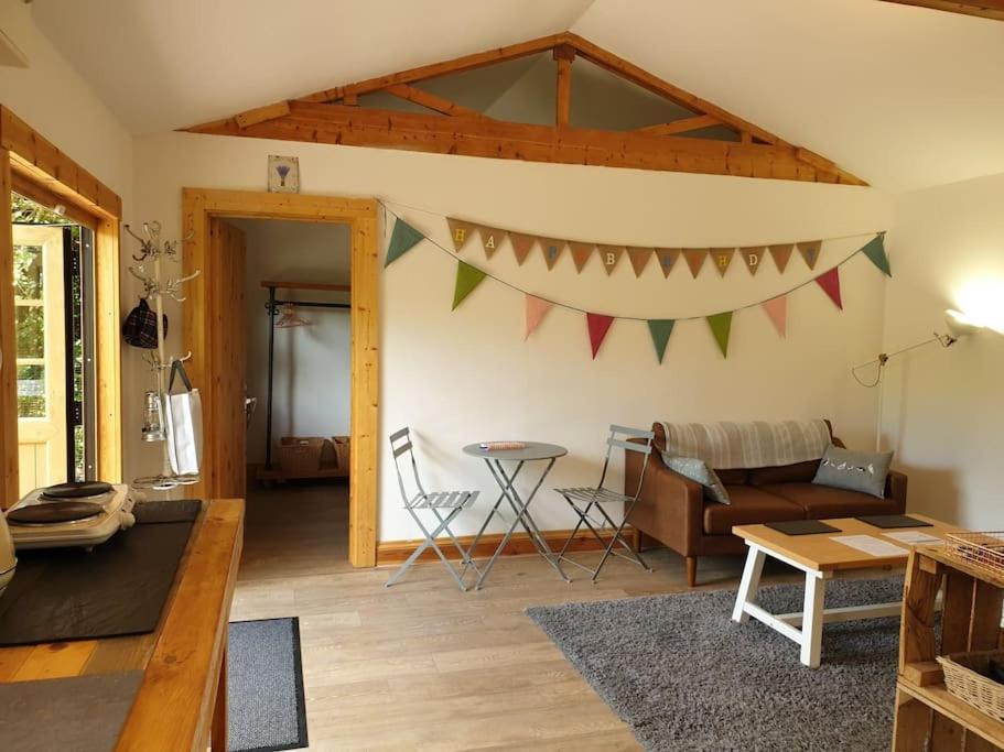 The Potting Shed Near Tenby, 100" Projector, Four Poster Bed, On-Site Hot Tub Access Via Spa Pack, Breakfast Bagian luar foto