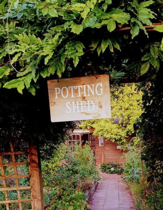The Potting Shed Near Tenby, 100" Projector, Four Poster Bed, On-Site Hot Tub Access Via Spa Pack, Breakfast Bagian luar foto