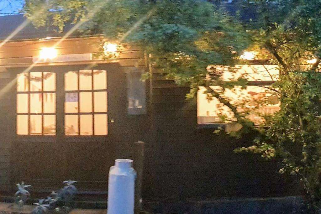 The Potting Shed Near Tenby, 100" Projector, Four Poster Bed, On-Site Hot Tub Access Via Spa Pack, Breakfast Bagian luar foto