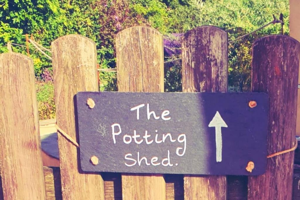 The Potting Shed Near Tenby, 100" Projector, Four Poster Bed, On-Site Hot Tub Access Via Spa Pack, Breakfast Bagian luar foto