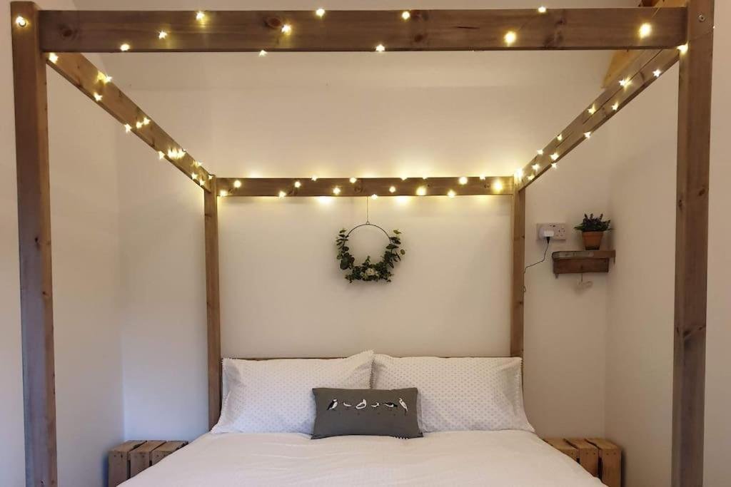 The Potting Shed Near Tenby, 100" Projector, Four Poster Bed, On-Site Hot Tub Access Via Spa Pack, Breakfast Bagian luar foto