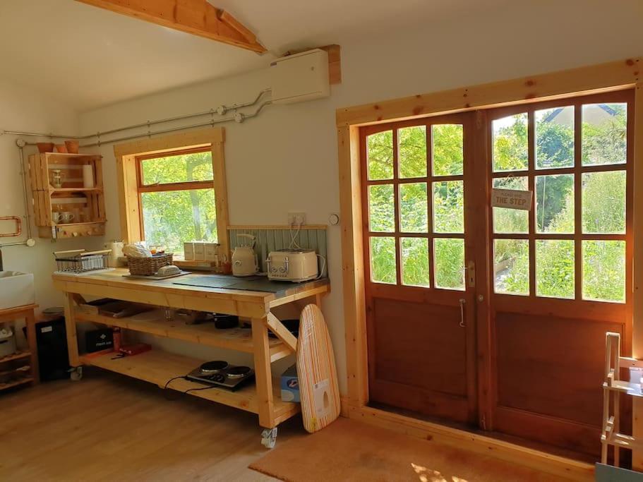 The Potting Shed Near Tenby, 100" Projector, Four Poster Bed, On-Site Hot Tub Access Via Spa Pack, Breakfast Bagian luar foto
