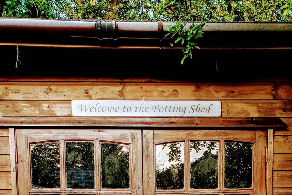 The Potting Shed Near Tenby, 100" Projector, Four Poster Bed, On-Site Hot Tub Access Via Spa Pack, Breakfast Bagian luar foto